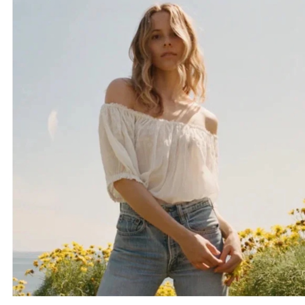 Doen Off-Shoulder White Blouse